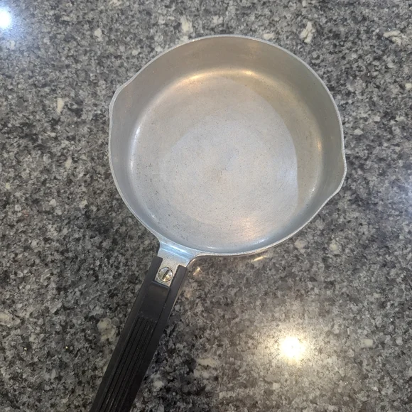 Damaged Magnalite 8" Wagner Ware Sidney -O-  4506 M Skillet Black Handle - Picture 3 of 6